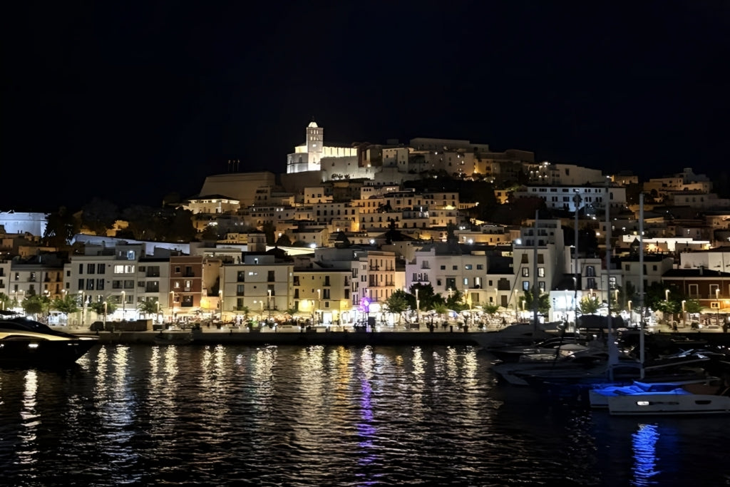 Calle de Ibiza de noche